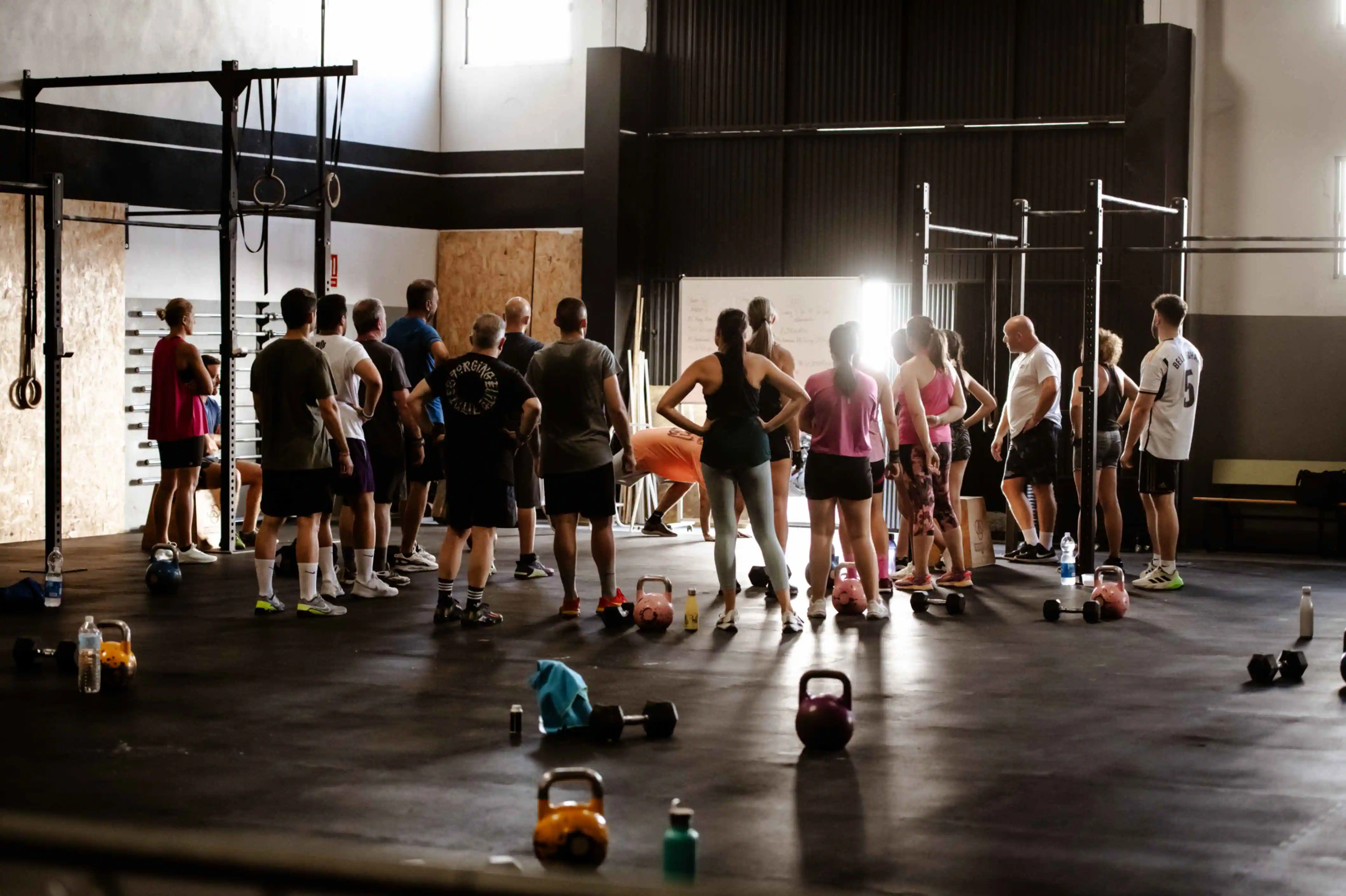 Clase de CrossFit en un gimnasio de Andújar